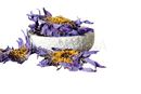 Rustikale weiße keramikschale mit getrockneten lila und gelben blaue lotus blüten nymphaea caerulea von ayamani naturals