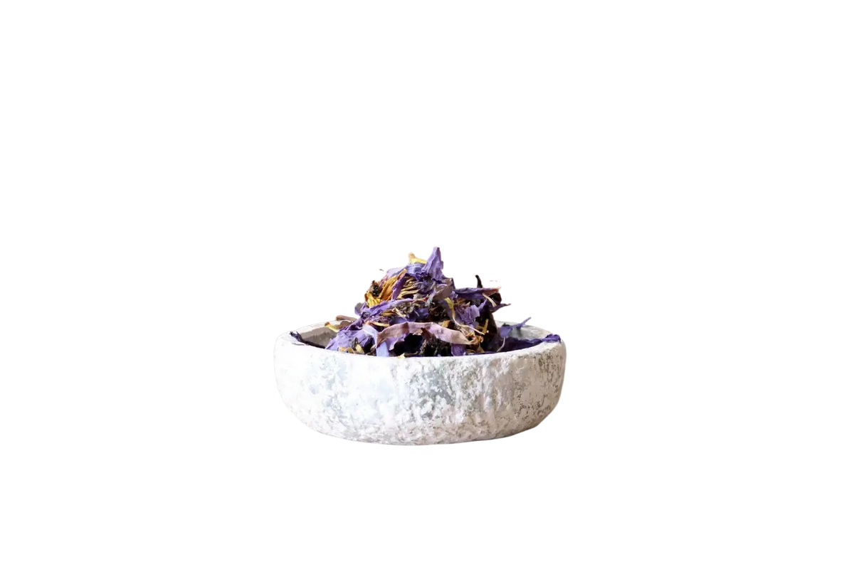 Getrocknete blaue Lotusblüten von Ayamani Naturals, ideal für luzides Träumen, in einer 30 g Packung, natürliche Teeblätter