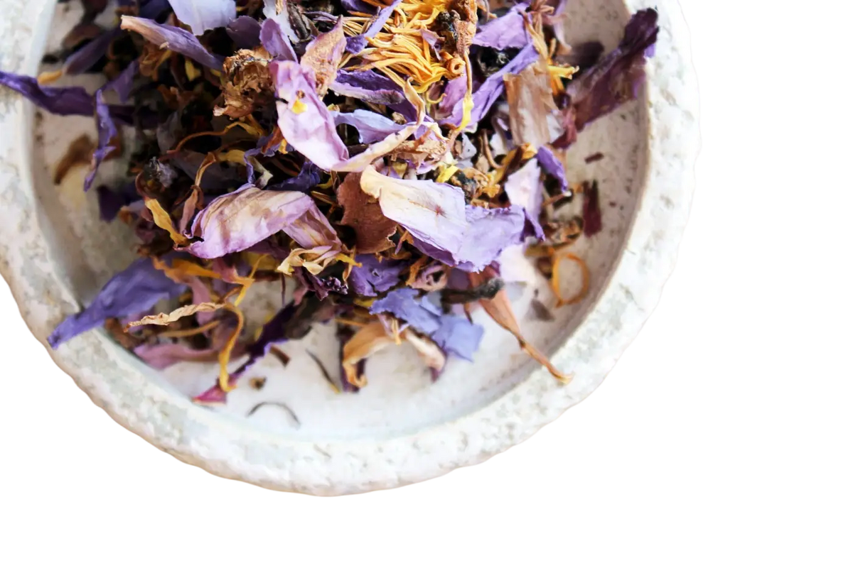 Getrocknete Blütenblätter des blauen Lotus von Ayamani Naturals, ideal für Tee, mit leuchtend blauen Blüten und zarten Texturen.