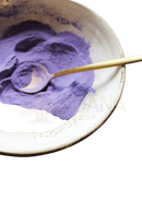 Weiße keramikschale mit lebhaftem lila pulver und goldfarbenem löffel ayamani naturals blauer samt latte botanischer blue butterfly
