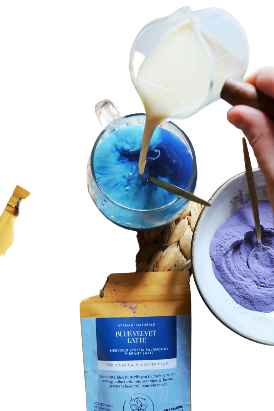 Ayamani Naturals Blauer Samt Latte mit Schmetterlingserbsen-Mischung, aromatischer Tee in einer Tasse, Nahaufnahme