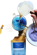 Ayamani naturals blauer samt latte mit botanischer blue butterfly wird aus klarem messbecher in glasbecher gegossen