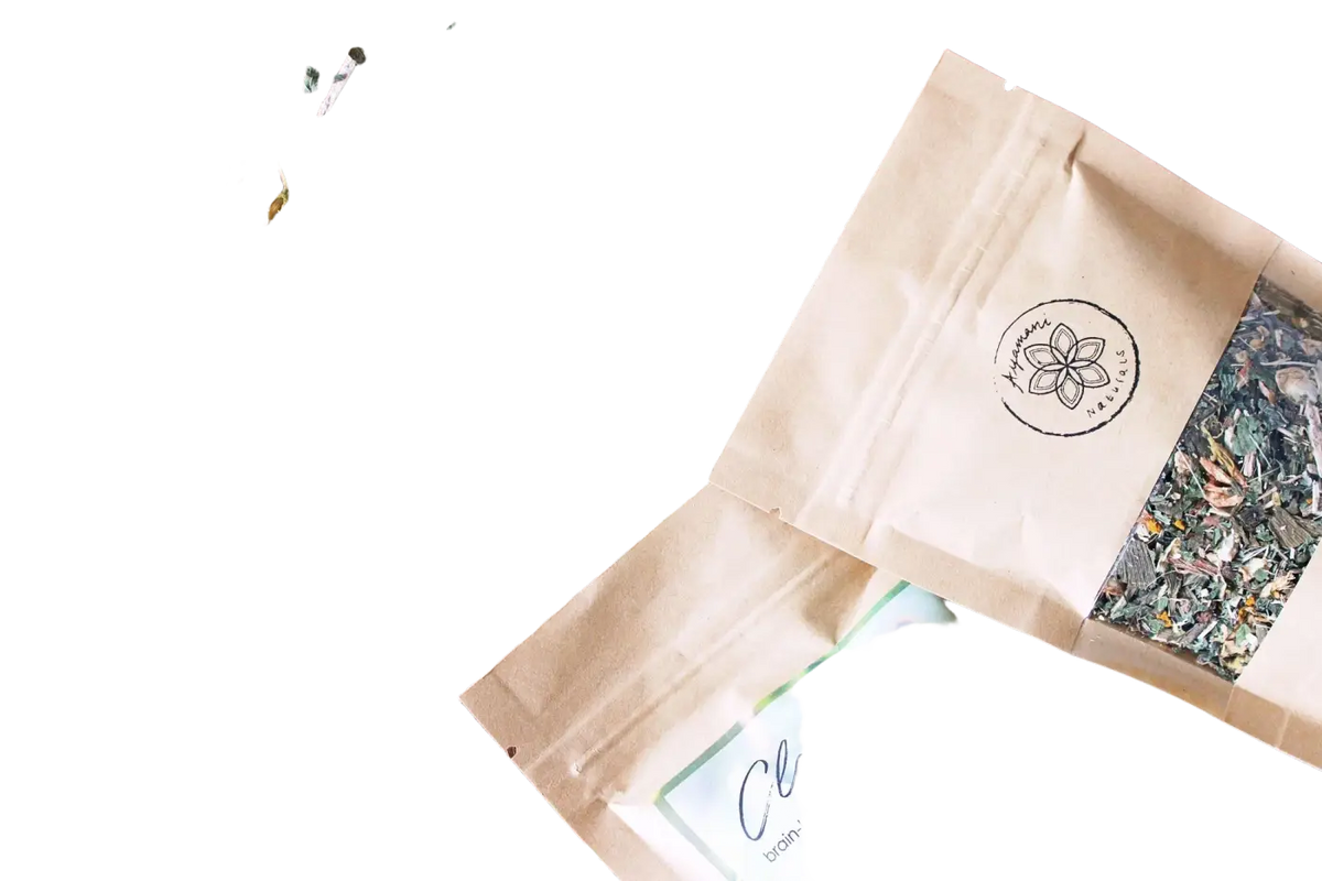 Ayamani Naturals Claritea Kräutertee zur Unterstützung der Zirbeldrüse, sichtbar in einer Tasse mit Kräutern und Teeblättern
