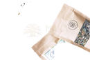 Kraftpapierbeutel mit klarem fenster und getrockneten grünen und braunen kräuterteeblättern claritea pineal gland