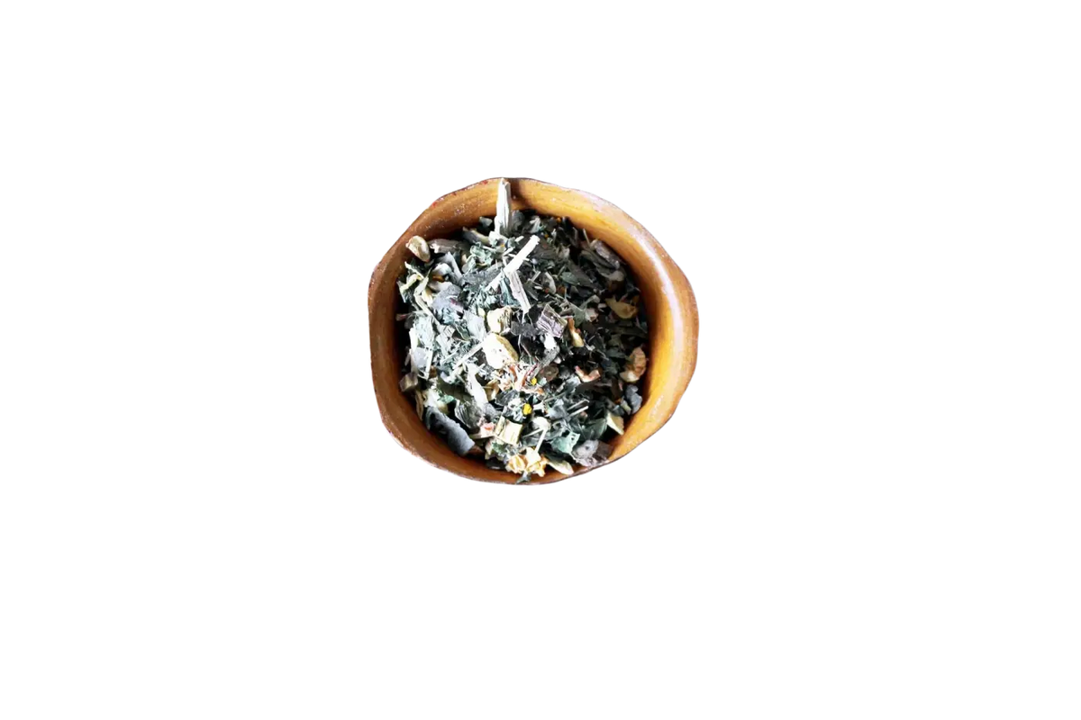 Ayamani Naturals Claritea Kräutertee zur Unterstützung der Zirbeldrüse, Entkalkung und Fokus, in einer Tasse.