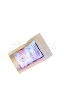 Beige papierbeutel mit pink-blauem etikett ayamani naturals krone chakra kräutertee mit ginseng 25g französische kamille