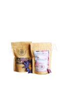 Zwei goldbraune ayamani naturals resealable pouches mit krone chakra kräutertee ginseng 25g und getrockneten lila blumen