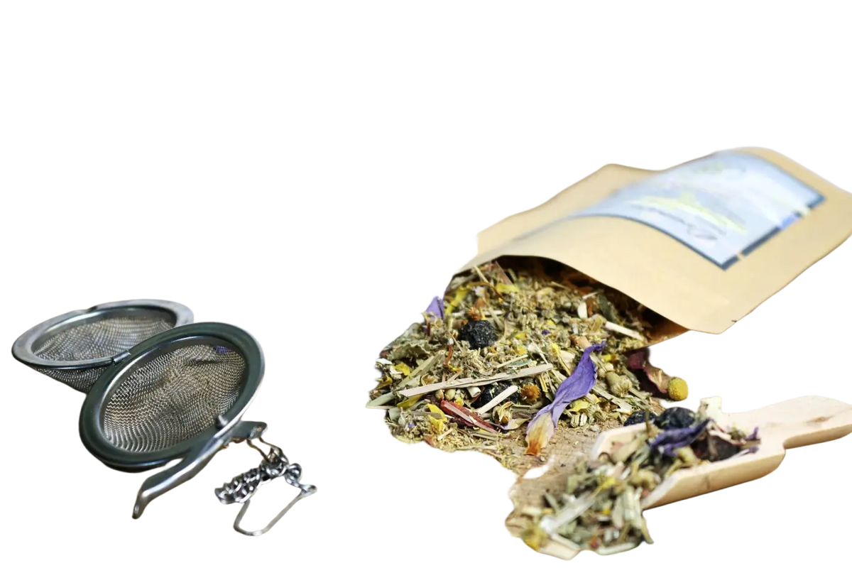 Ayamani Naturals Dream Well Kräutertee in einer Tasse, enthält getrocknete Kräuter für luzides Träumen und Astralprojektion.