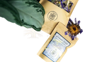 Beige papiertüten mit getrocknetem lila und grünem dream well kräutertee von ayamani naturals für luzides träumen und astralprojektion