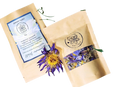 Zwei beige papiertüten mit transparentem fenster, gefüllt mit getrockneten blauen und gelben blüten für dream well kräutertee bei lucid dreaming und astralprojektion