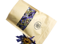 Beige papiertüte mit getrockneten lila und grünen ayamani naturals dream well kräutertee für luzides träumen und astralprojektion 30g