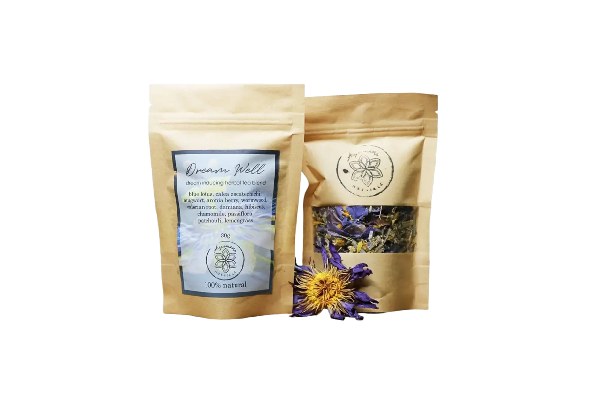 Ayamani Naturals Dream Well Kräutertee in einer Tasse, zeigt die getrockneten Kräuter für luzides Träumen und Astralprojektion.
