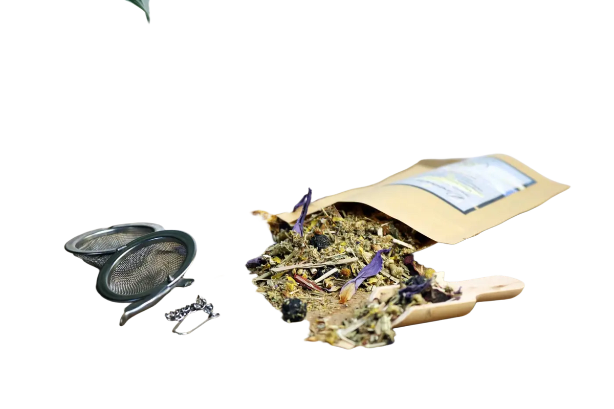 Ayamani Naturals Dream Well Kräutertee in einer Tasse, mit getrockneten Kräutern, ideal für luzides Träumen und Astralprojektion.