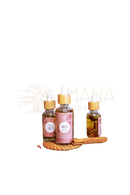 Drei glas-tropfflaschen mit bambusdeckeln und rosa etiketten, ayamani naturals freya oil für bewusste rituale