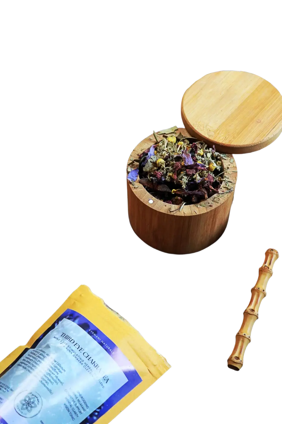 Ayamani Naturals Kräutertee für das dritte Auge, Chakra und Zirbeldrüse, mit psychischen Träumen, 30g, in einer Teetasse.