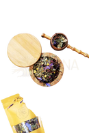Ein holzschale mit bunten getrockneten kräutern und blumen samt passendem bambusdeckel ayamani naturals dritte auge psychische träume 30g