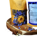Ein lebhafter blauer und gelber getrockneter lotusblume mit goldgelbem zentrum für ayamani naturals dritte auge psychische träume 30g