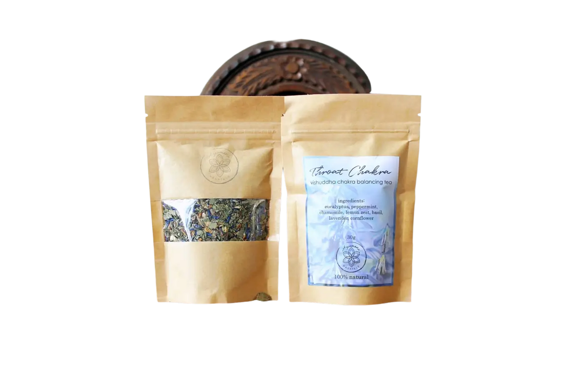 Ayamani Naturals Kräutertee für das Halschakra zur Linderung von Stimme und Nebenhöhlen, in einer Teetasse.