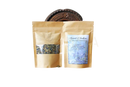 Zwei beige nachfüllbare pouches ayamani naturals vishuddha halschakra kräutertee mit fenster und ingredienzen peppermint kamille lavendel