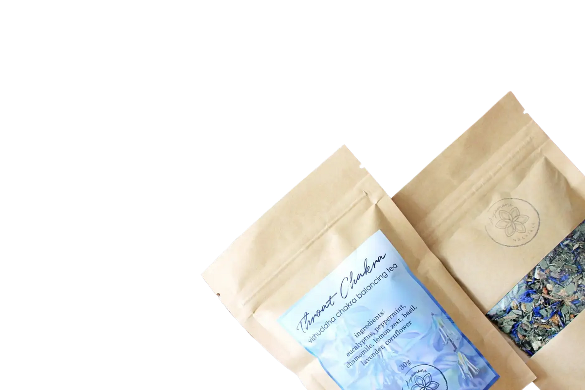 Ayamani Naturals Kräutertee für das Halschakra, lindert Stimme und Nebenhöhlen, in einer Verpackung mit Teebeutel und Kräutern.
