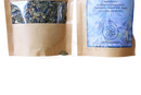 Eine 30 g tasche ayamani naturals vishuddha halschakra kräutertee mit eukalyptus, minze und lavendel in brauner papiertüte