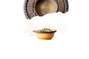 Ein kleiner handgefertigter holzschale mit glattem bernsteinfarbenem inneren und dunklem rand mit ayamani naturals vishuddha halschakra kräutertee