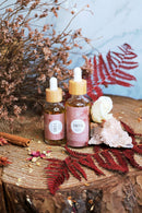 Ayamani Naturals Freya Öl, feminines Massageöl für Ritual und Körperpflege, in einer Flasche mit natürlicher Verpackung
