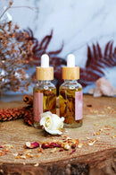 Ayamani Naturals FREYA Öl, feminines Massageöl mit Ritual- und Körperpflege, flüssige Textur in einer eleganten Flasche