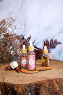 Ayamani Naturals FREYA Öl, feminines Massageöl für Ritual und Körperpflege, in einer Flasche mit natürlichem Design.