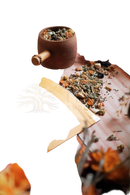 Ein rustikaler holz-mörser mit bambusstößel gefüllt mit getrockneten kräutern für ayamani naturals sacralchakra kräutertee wellness drink