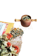 Rustikaler holzbecher mit bambusgriff gefüllt mit bunter ayamani naturals sacral chakra kräutermischung