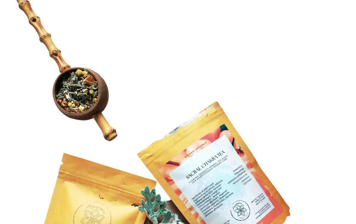 Ayamani Naturals Sakralchakra Kräutertee in einer Tasse, weibliche Kräutermischung für das Sakralchakra, natürlicher Kräutertee