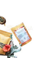Ein lebhaftes orange weißes paket ayamani naturals sacral chakra kräutertee mit floralen motiven als wellness drink