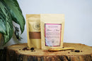 Zeremonieller Kakao von Ayamani Naturals, heiße Schokolade mit Fairtrade-Kakao, ideal für PMS-Linderung, in einer Tasse.