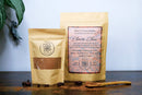 Zeremonieller Kakao von Ayamani Naturals, Reishi, Chaga und Chai in einer Tasse heiße Schokolade, inklusive Süßigkeiten und Snacks.