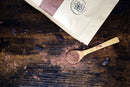 Zeremonieller Kakao Choco Chai von Ayamani Naturals, heiße Schokolade mit Reishi, Chaga und Pilzen, in einer Tasse.