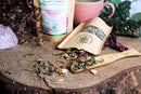 Ayamani Naturals Herz Chakra Grüner Tee mit Jasmin, Rose und Kräutern in einer Tasse, aromatisch und entspannend.