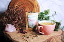Ayamani Naturals Heart Chakra Grüntee mit Jasmin, Rose und Kräutern in einer Tasse, gesund und aromatisch.