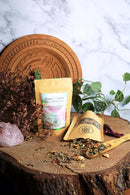 Ayamani Naturals Heart Chakra Anahata Grüntee mit Jasmin, Rose und Kräutern in einer Teeschale, aromatisch und blumig.