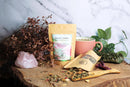 Ayamani Naturals Herzchakra Grüntee mit Jasmin, Rose und Kräutern in einer Tasse, frischer und aromatischer Tee für das Herzchakra