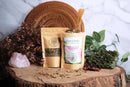 Ayamani Naturals Herzchakra Grüntee mit Jasmin, Rose und Kräutern, entspannender Tee in einer Teekanne und Tasse, Nahaufnahme