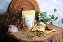 Ayamani Naturals Heart Chakra Grüntee mit Jasmin, Rose und Kräutern in einer Teekanne, frische Blätter und Blüten.