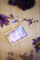 Ayamani Naturals Kräutertee mit Lotus, Rose und Ginseng für das Kronenchakra, 25g, natürliche Tee-Blend in Packung