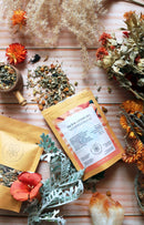 Ayamani Naturals Sakralchakra Kräutertee mit weiblicher Kräutermischung in einer Tasse, naturbelassene Kräuter, entspannendes Getränk