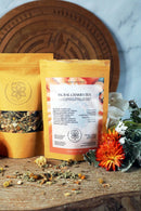 Ayamani Naturals Sakralchakra Kräutertee, weibliche Kräutermischung in einer Tasse mit getrockneten Kräutern, natürliche Teemischung