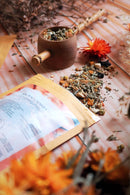 Ayamani Naturals Sakralchakra Kräutertee in einer Tasse mit Kräutermischung für die weibliche Energie, Nahaufnahme