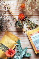 Ayamani Naturals Sakralchakra Kräutertee in einer Tasse, weibliche Kräutermischung für energetisches Gleichgewicht, Nahaufnahme