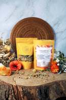 Ayamani Naturals Sakralchakra Kräutertee, weibliche Kräutermischung in einer Tasse mit frischen Kräutern, entspannend und aromatisch