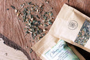 Ayamani Naturals Claritea Zirbeldrüse Entkalkender Kräutertee in einer Tasse mit Kräutern, Fokus und natürliche Inhaltsstoffe