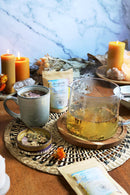 Ayamani Naturals Manifest Tee, Kräutermischung zur Aktivierung von Manifestation und Inspiration, in einer Tasse.
